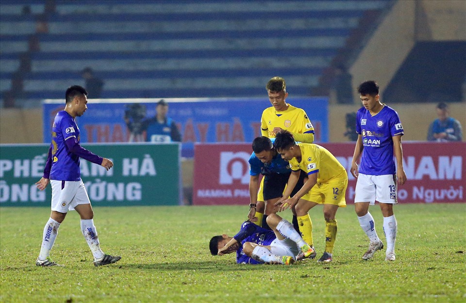 Hậu vệ Đinh Văn Trường (áo vàng, số 12) của câu lạc bộ Nam Định bị đình chỉ thi đấu 2 trận. Ảnh: VPF