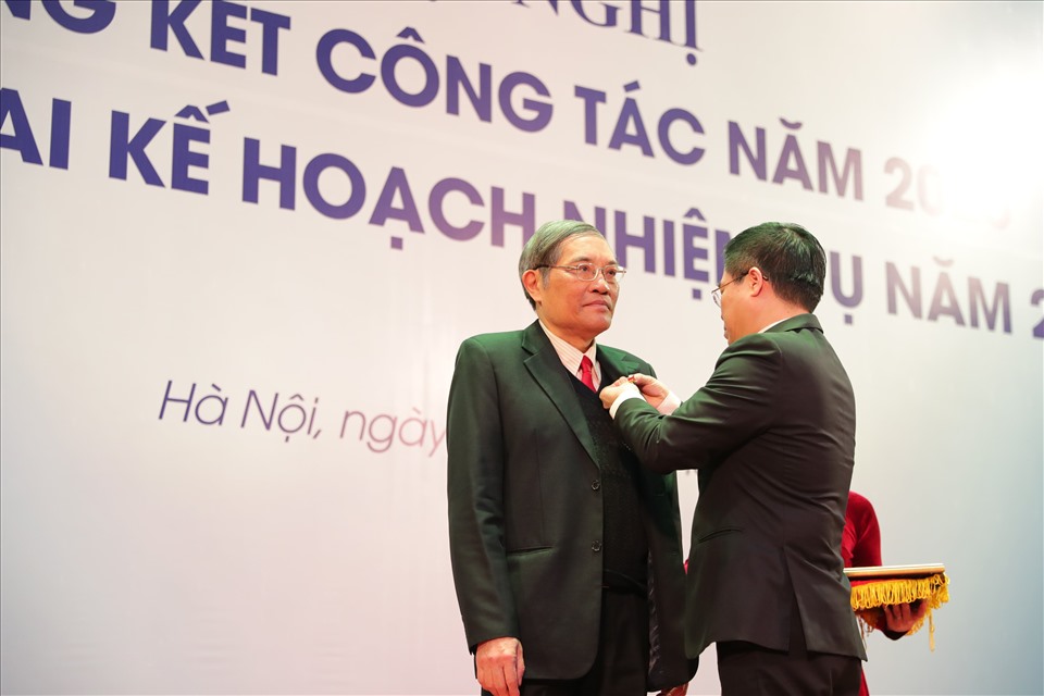 GS.TS Đặng Hùng Thắng nhận danh hiệu Nhà giáo nhân dân. Ảnh: NVCC.