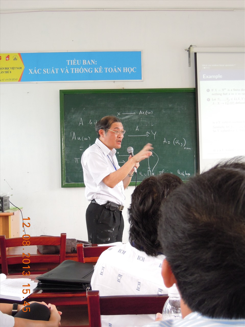 Nhà giáo nhân dân Đặng Hùng Thắng giản dị lên lớp dạy học trò. Ảnh: NVCC.