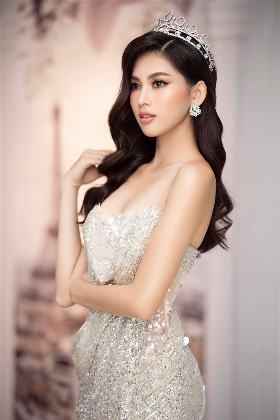 Bởi vậy, Á hậu sinh năm 2000 chính thức trở thành đại diện Việt Nam Miss Grand International đã nhận được nhiều sự kỳ vọng từ khán giả. Ảnh: SV.