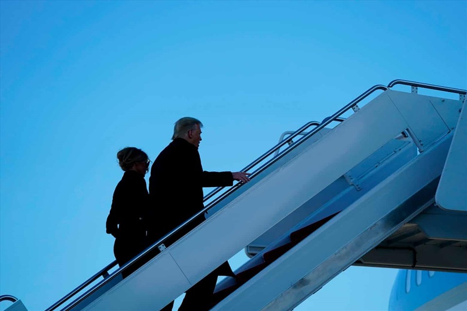 Tổng thống Donald Trump và Đệ nhất phu nhân Melania Trump lên Air Force One. Ảnh: AFP