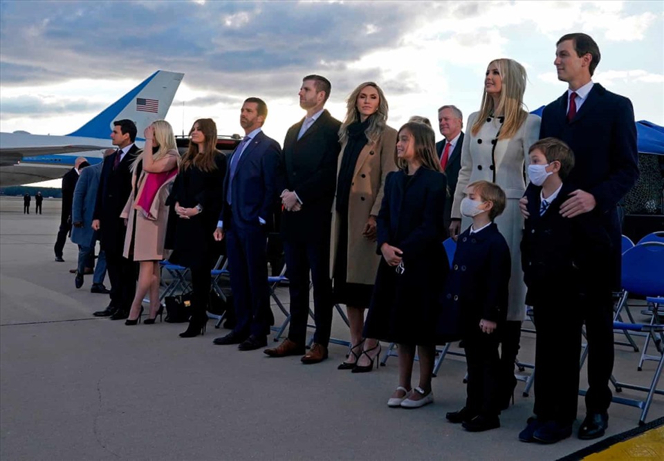 Gia đình Tổng thống Donald Trump tại sân bay Căn cứ Không quân Andrews. Ảnh: AFP