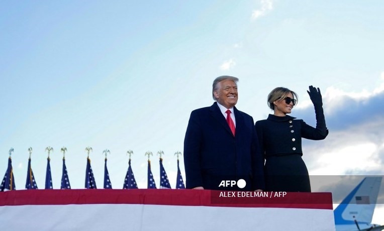 Tổng thống Donald Trump và Đệ nhất phu nhân Melania Trump chào từ biệt. Ảnh: AFP