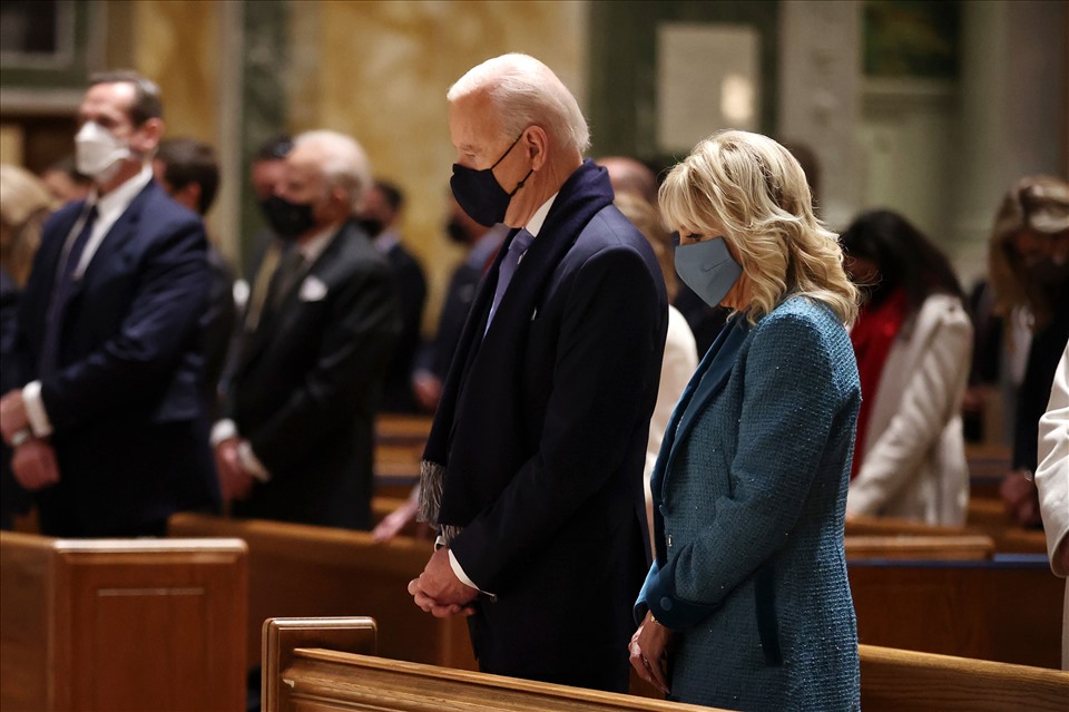 Tổng thống đắc cử Joe Biden và phu nhân dự lễ nhà thờ. Ảnh: AFP