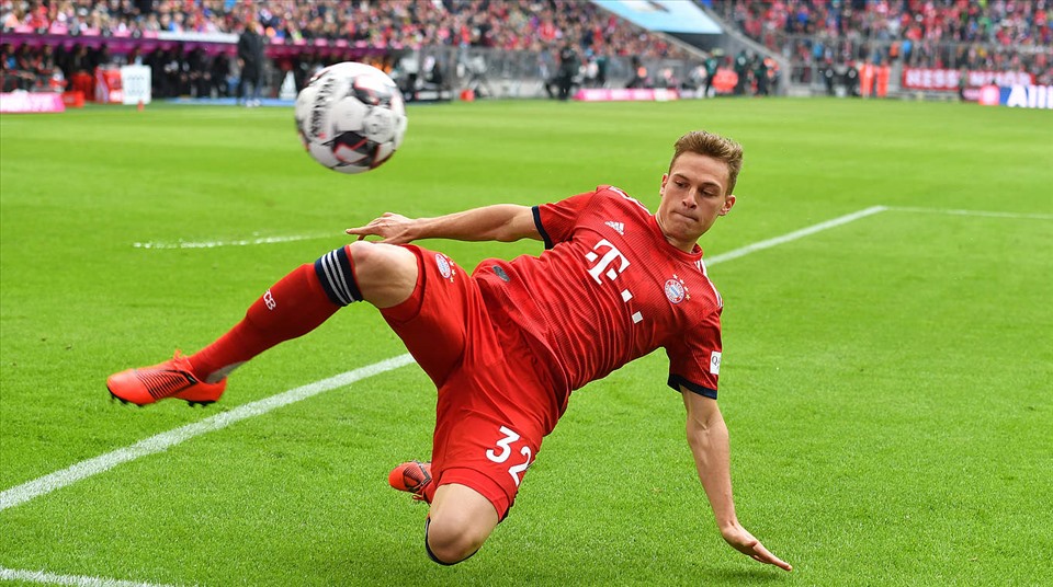 Một trụ cột khác giúp Bayern vô địch Champions League, Kimmich lần đầu tiên lọt vào danh sách 11 cầu thủ sau lần thứ năm được đề cử. Được bầu là Hậu vệ xuất sắc nhất mùa giải hồi tháng 10 vừa qua.