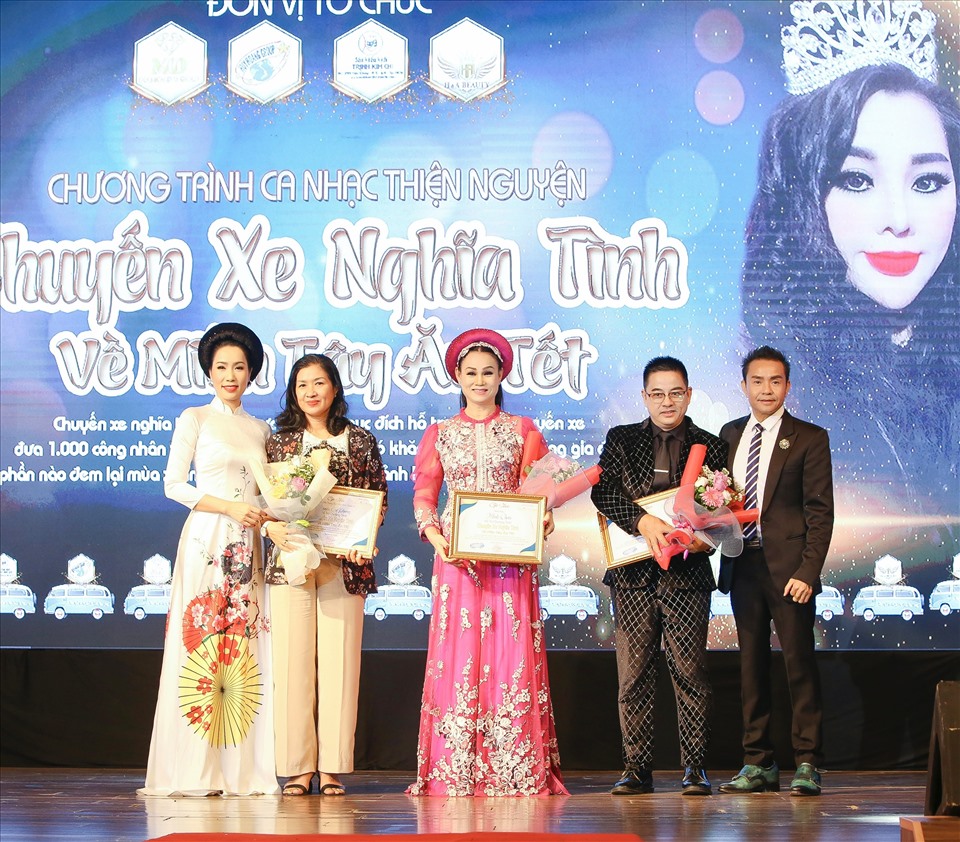 Trịnh Kim Chi tổ chức chương trình nhằm giúp người nghèo về quê ăn Tết. Ảnh: NSCC.