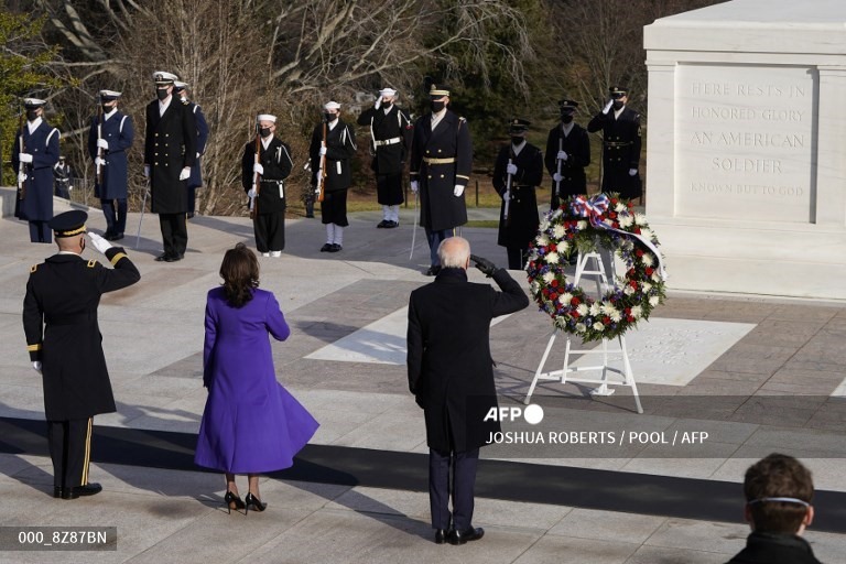 Tổng thống Mỹ Joe Biden và Phó Tổng thống Kamala Harris tưởng nhớ những người lính vô danh tại nghĩa trang Arlington, Virginia, sau khi tuyên thệ nhậm chức hôm 20.1. Ảnh: AFP