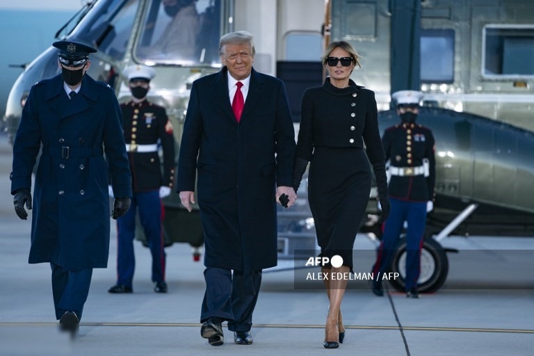 1. Tổng thống Mỹ sắp mãn nhiệm Donald Trump và Đệ nhất phu nhân Melania Trump bước ra khỏi Marine One tại Căn cứ chung Andrews ở Maryland vào ngày 20 tháng 1 năm 2021. Tổng thống Trump và Đệ nhất phu nhân đi du lịch đến dinh thự câu lạc bộ golf Mar-a-Lago của họ ở Palm Beach, Florida, và sẽ không tham dự lễ nhậm chức của Tổng thống đắc cử Joe Biden.