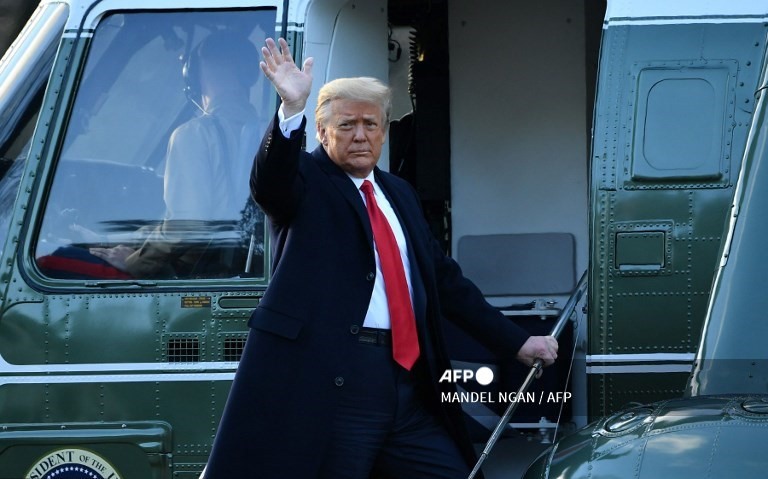 9. Tổng thống sắp mãn nhiệm của Hoa Kỳ Donald Trump vẫy tay chào khi ông lên tàu Marine One tại Nhà Trắng ở Washington, DC, vào ngày 20 tháng 1 năm 2021. Tổng thống Trump đi thăm dinh thự câu lạc bộ golf Mar-a-Lago của ông ở Palm Beach, Florida và sẽ không tham dự lễ nhậm chức cho Tổng thống đắc cử Joe Biden.