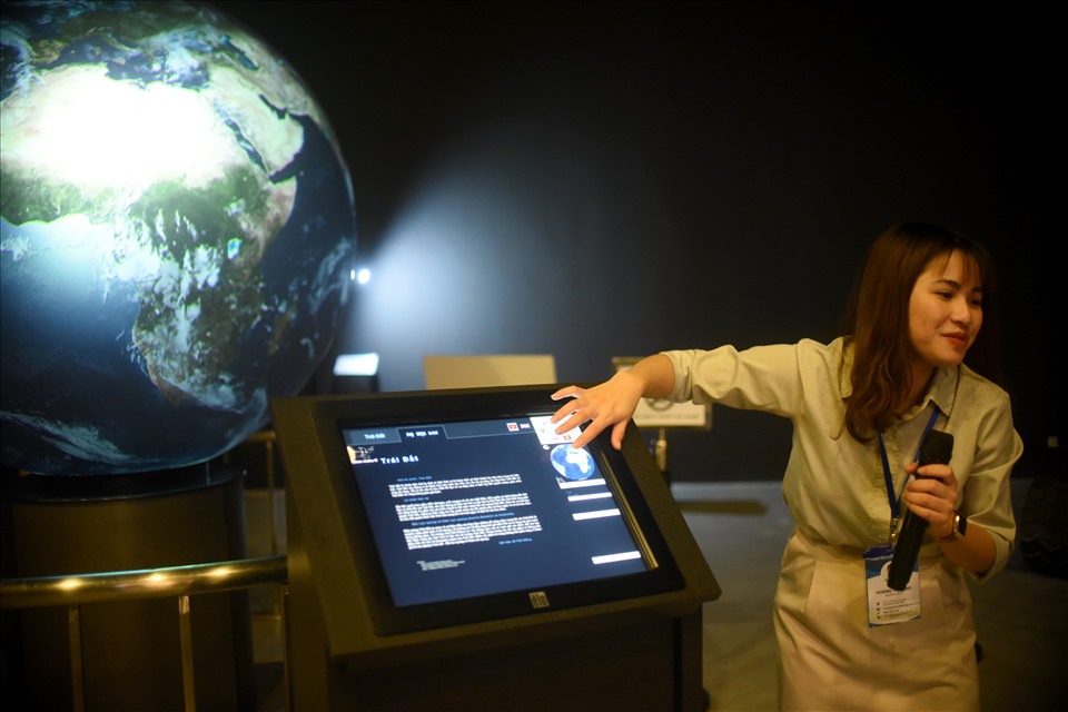Nhân viên Trung tâm Khám phá khoa học giới thiệu mô hình quả cầu đường kính 1,5m mô phỏng hành tinh trị giá gần 3 tỉ đồng (được nhập khẩu từ Đức). Ảnh: V.T