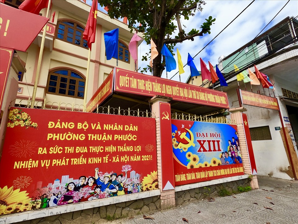 Bên cạnh các tuyến phố, nhiều cơ quan hành chính tại Đà Nẵng được  trang hoàng rực rỡ cờ hoa. Ảnh: HL