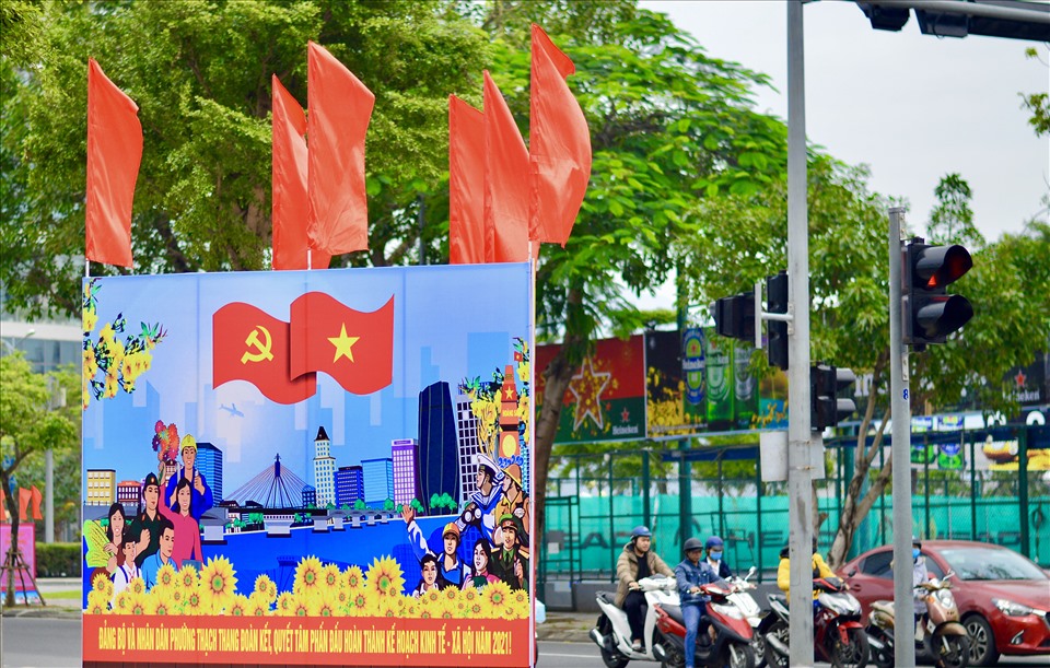 Đường phố ở Đà Nẵng những ngày này rực rỡ cờ hoa chào mừng Đại hội 13 của Đảng. Ảnh: HL