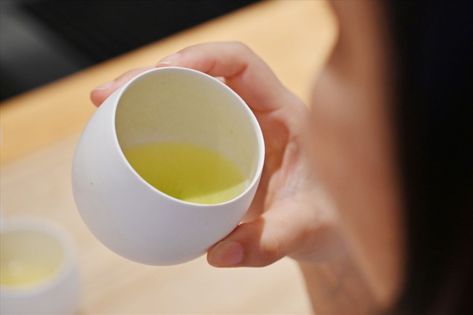 Một ly trà xanh mỗi ngày sẽ giúp làm chậm quá trình lão hoá (Ảnh: AFP)