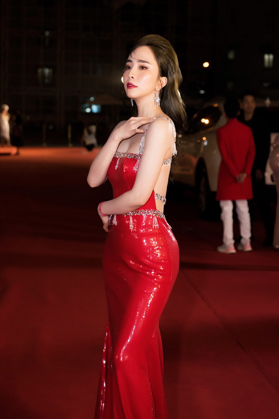 Là một trong những mỹ nhân của showbiz Việt sở hữu ba vòng hoàn hảo cùng làn da trắng mịn lý tưởng, Quỳnh Nga nổi bật với hình ảnh không tì vết với chiếc dạ hội đỏ.  Ảnh: Thiên Hùng