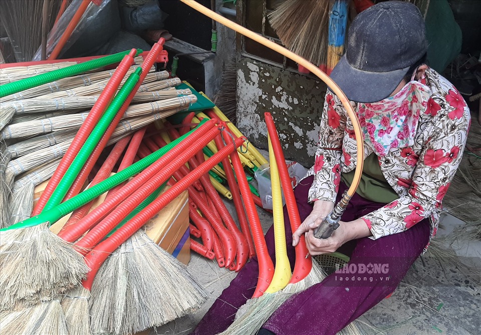 Mỗi ngày xóm chổi cung ứng ra thị trường từ 200-300 cây, vào những ngày cuối năm tăng lên từ 400-500 cây/ngày.