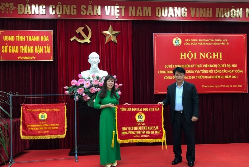 Trao Cờ thi thi đua của Tổng LĐLD Việt Nam cho đơn vị có thành tích xuất sắc trong công tác công đoàn. Ảnh: Q.D