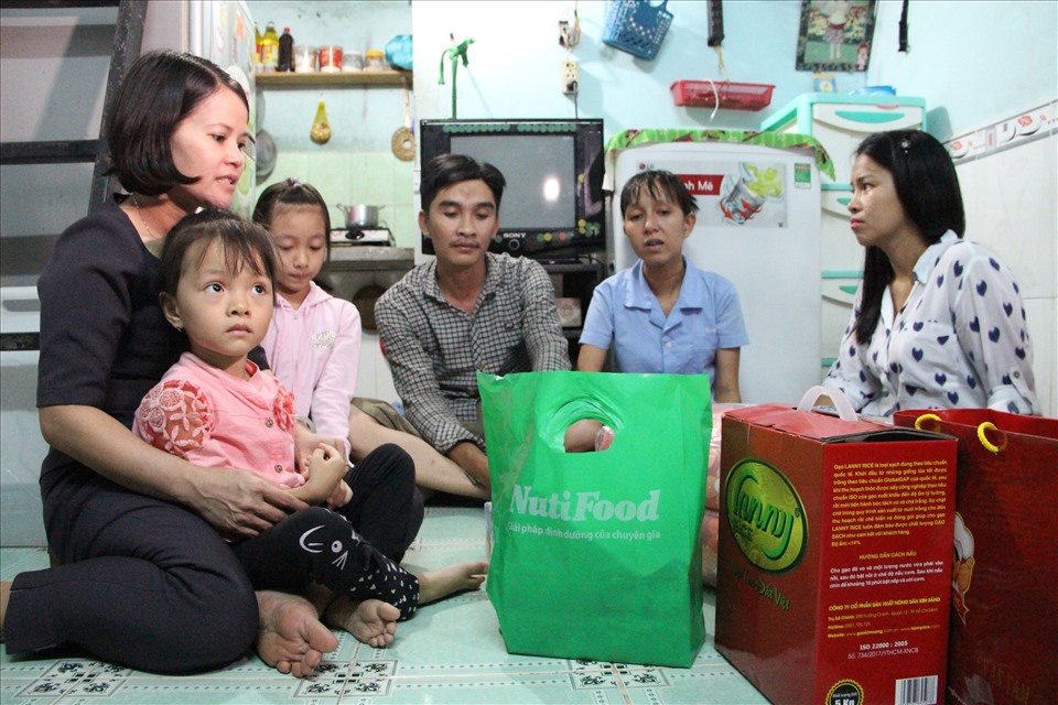 Bà Nguyễn Hoàng Bảo Trân - Phó CT LĐLĐ Bình Dương thăm tặng quà gia đình CNLĐ khó khăn dịp Tết ở nhà trọ. Ảnh: Đình Trọng