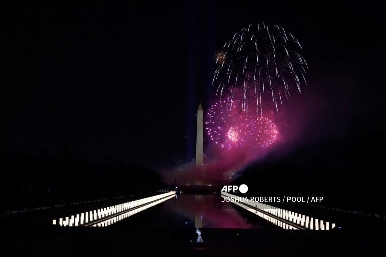 1. Bắn pháo hoa trên National Mall khi kết thúc sự kiện “Kỷ niệm nước Mỹ” tại Đài tưởng niệm Lincoln sau lễ nhậm chức Tổng thống thứ 46 của Joe Biden tại Washington, DC, ngày 20 tháng 1 năm 2021.