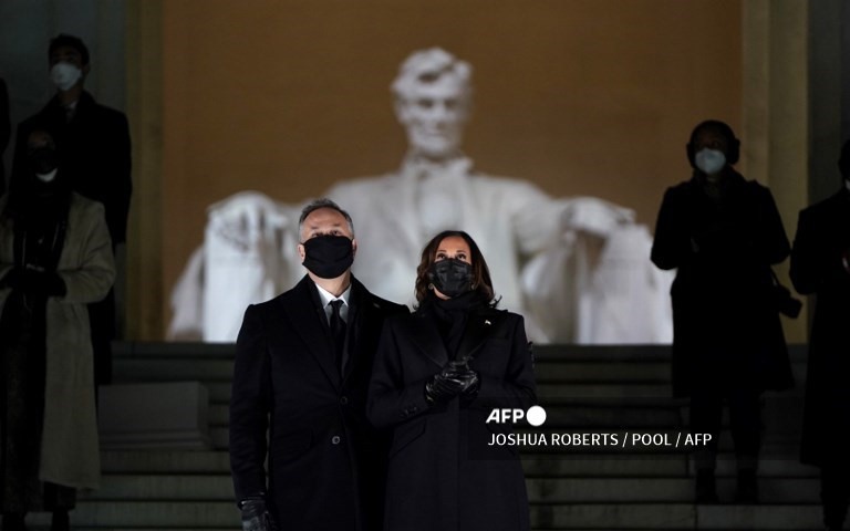 5. Phó Tổng thống Hoa Kỳ Kamala Harris và phu quân Đệ nhị Hoa Kỳ Doug Emhoff tham dự sự kiện “Kỷ niệm nước Mỹ” tại Đài tưởng niệm Lincoln sau lễ nhậm chức Tổng thống thứ 46 của Joe Biden tại Washington, DC, ngày 20 tháng 1 năm 2021.