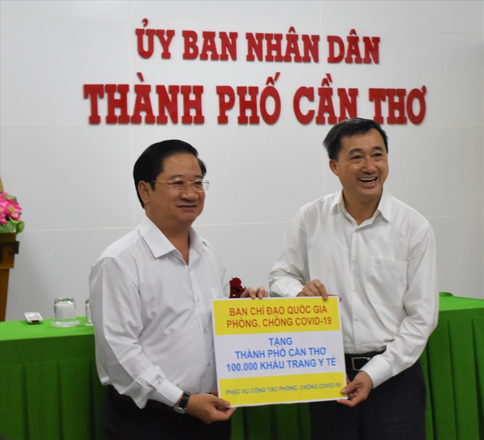 Thứ trưởng Bộ Y tế Trần Văn Thuấn trao 100.000 khẩu trang cho TP.Cần Thơ để phục vụ công tác phòng, chống dịch COVID-19. Ảnh: Thành Nhân