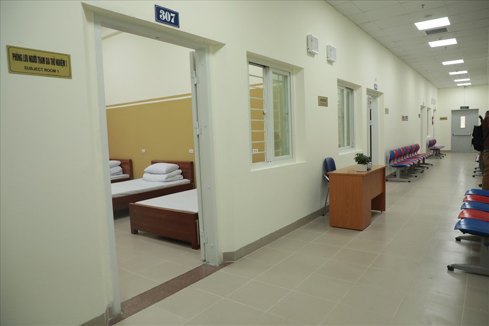 Trong khuôn viên khu thử nghiệm có các phòng với chức năng khác nhau như: Phòng khám lâm sàng và cấp cứu, phòng lấy mẫu sinh học, phòng sử dụng thuốc, phòng lưu người tham gia thử nghiệm,...