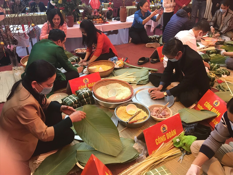 Liên đoàn Lao động quận Nam Từ Liêm tổ chức thi gói bánh chưng tại Tết sum vầy. Ảnh: A.Dương