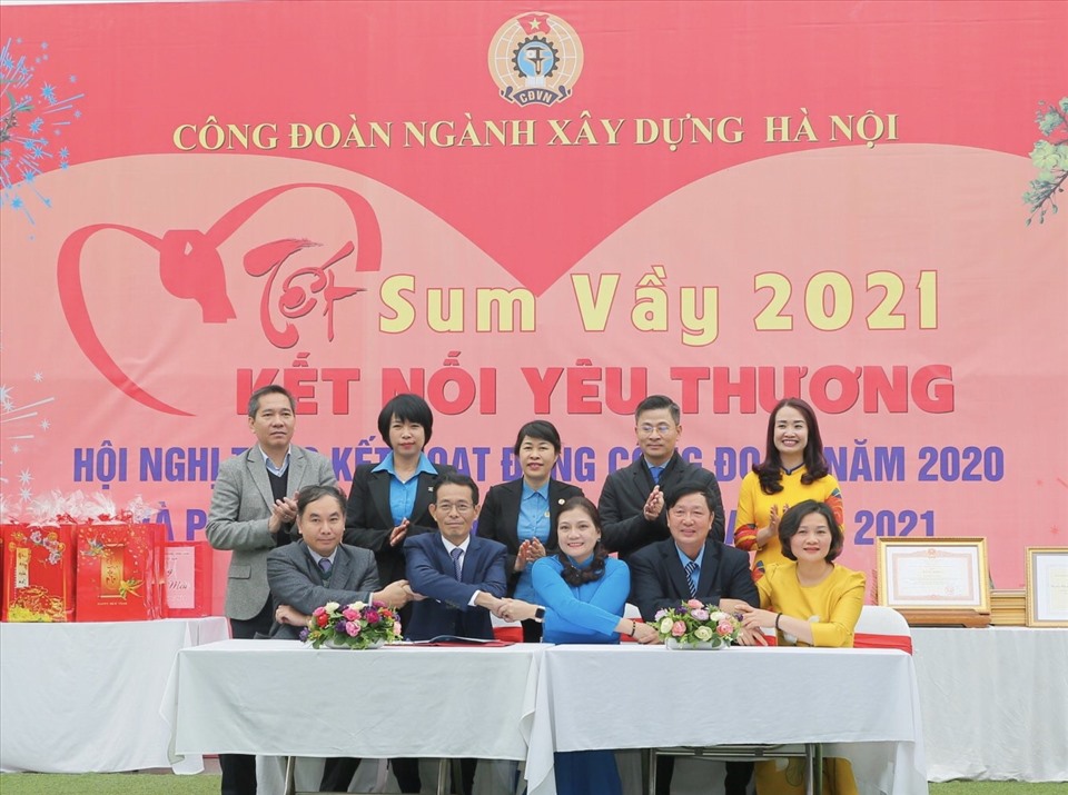Công đoàn Xây dựng Hà Nội tổ chức ký kết thi đua tại Tết sum vầy. Ảnh: A.Dương