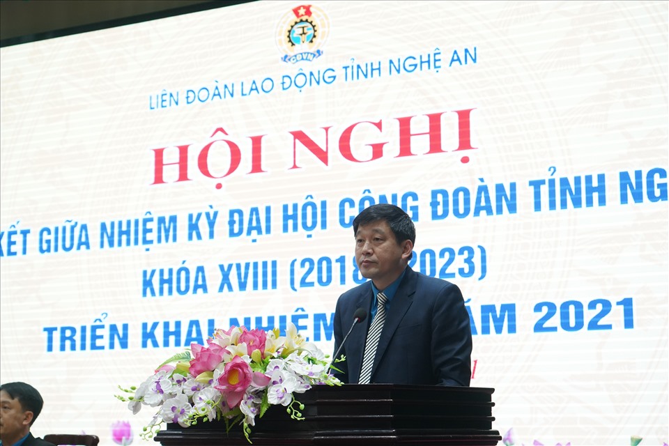 Đồng chí Kha Văn Tám - Chủ tịch LĐLĐ tỉnh Nghệ An phát biểu khai mạc Hội nghị. Ảnh: QĐ
