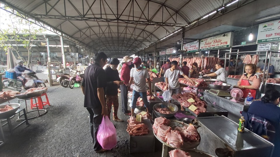 Lượng thịt heo tại chợ Đầu mối Hóc Môn chiếm 1/2 thi trường toàn thành phố. Ảnh: Huân Cao