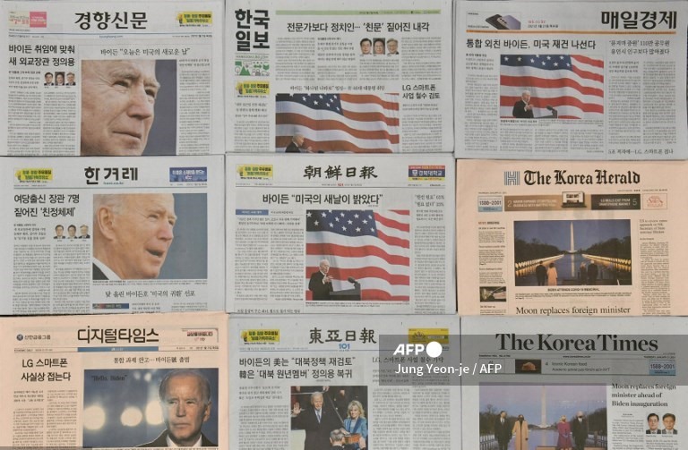 3. Hình ảnh minh họa này được chụp tại Seoul vào ngày 21 tháng 1 năm 2021 cho thấy các trang nhất của các tờ báo Hàn Quốc có phản ứng về lễ nhậm chức của Tổng thống Mỹ Joe Biden.