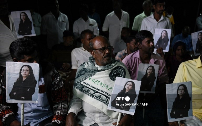 Người dân cầm biểu ngữ khi họ tụ tập để xem Phó Tổng thống đắc cử của đảng Dân chủ Hoa Kỳ Kamala Harris, lễ nhậm chức tại ngôi làng Thulasendrapuram của tổ tiên cô, ở bang Tamil Nadu, miền nam Ấn Độ, vào ngày 20 tháng 1 năm 2021.