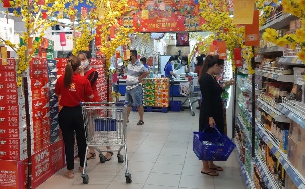 Hầu hết các siêu thị, cửa hàng lớn tại tỉnh Cà Mau đều áp dụng khuyến mãi giảm giá để kích cầu tiêu dùng vào những ngày Tết (ảnh Nhật Hồ)