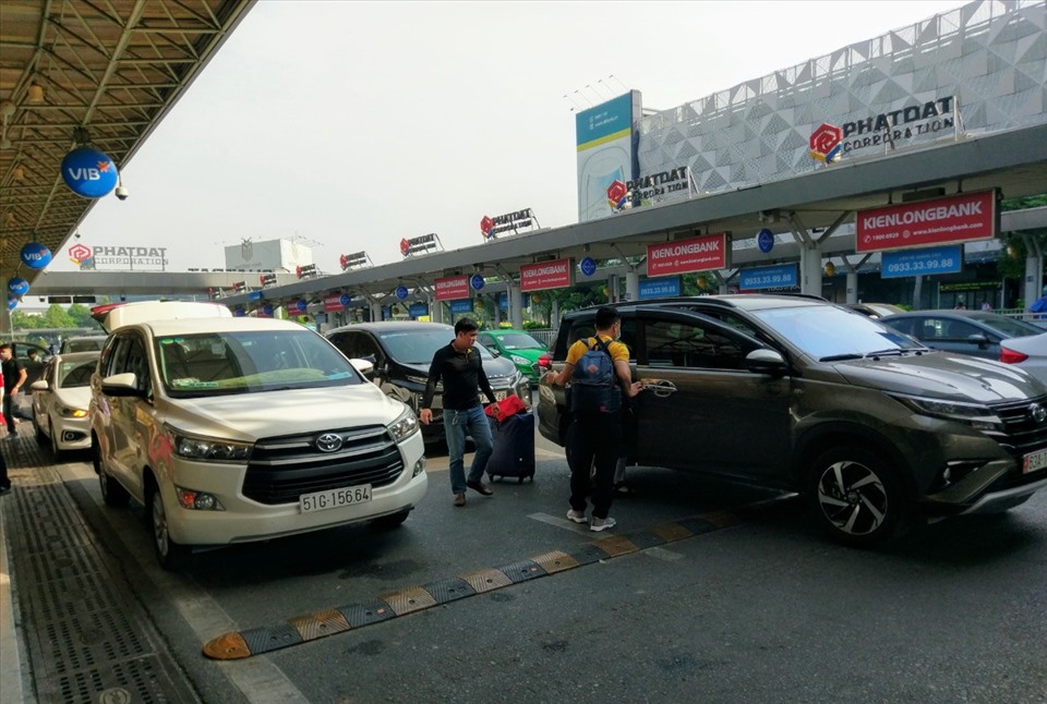 Sau điều chỉnh giao thông hồi tháng 11.2020, làn A sát nhà ga quốc nội sân bay Tân Sơn Nhất chỉ cho xe chở người vào sân bay.