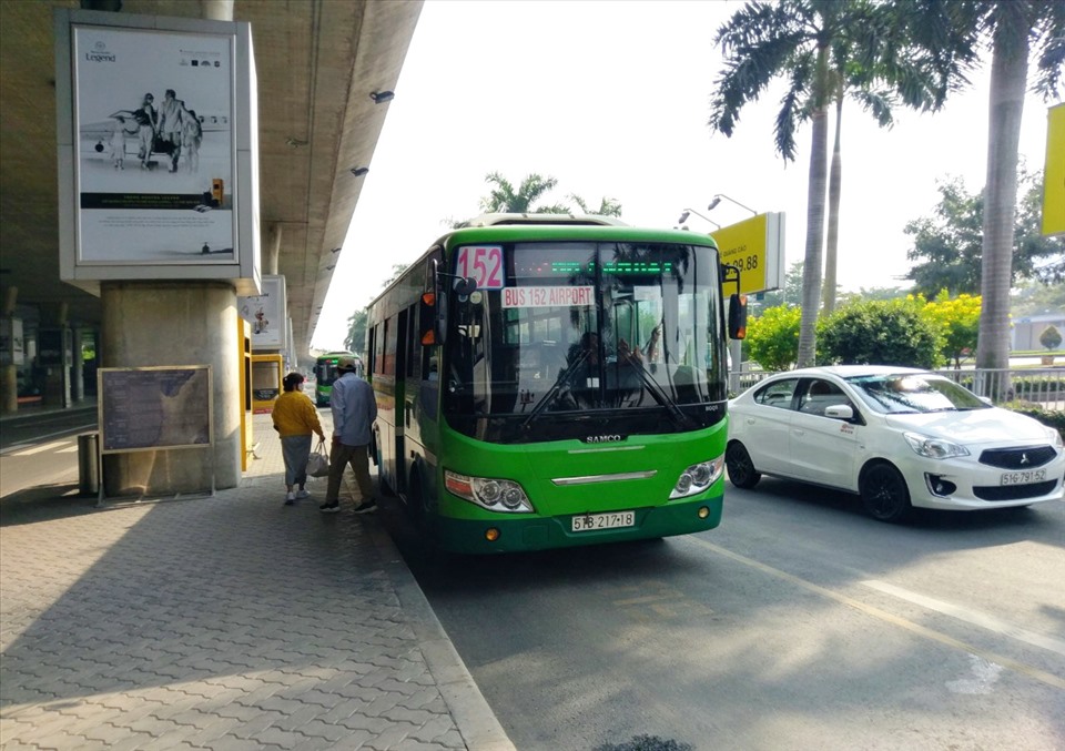 Do đó, hiện hành khách vẫn phải đi bộ gần 500 m từ ga quốc nội sang ga quốc tế đê đón xe buýt.
