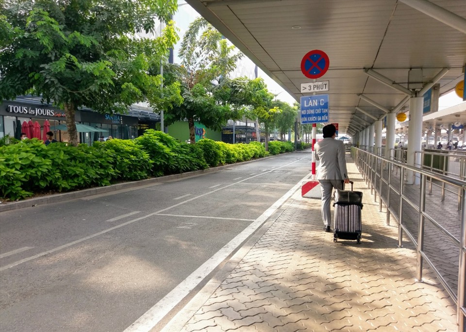 Tại làn C dành cho ôtô cá nhân vào đón khách có thời điểm không có chiếc xe nào. Tài xế taxi Nguyễn Văn Thanh cho biết dù Sở GTVT TPHCM yêu cầu sân bay bổ sung thêm làn C cho taxi đón khách nhưng chờ mãi vẫn chưa thấy, nếu dịp Tết khách đi lại tăng, nhiều chuyến bay dồn dập, chắc chắn sẽ xảy ra ùn ứ.