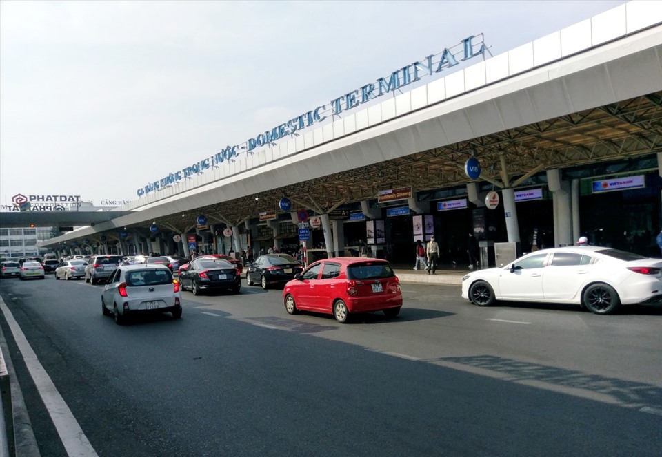 Sân bay Tân Sơn Nhất sau 2 tháng phân luồng ôtô, khách vẫn bất tiện đón xe