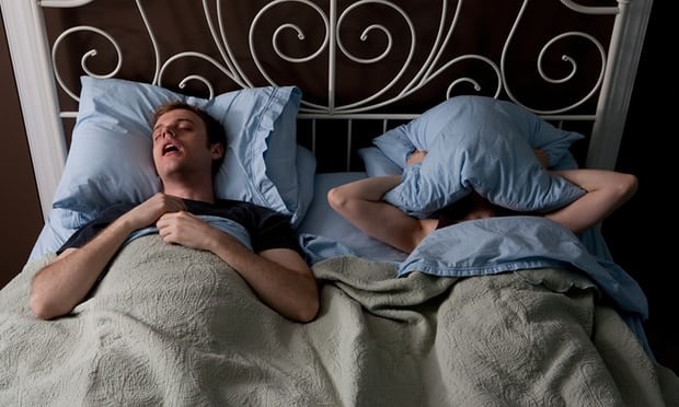 Chứng nói mớ khi ngủ có thể diễn ra khi cơ thể bạn mệt mỏi, tâm lý căng thẳng. Tuy nhiên, nếu tình trạng này diễn ra dài ngày, bạn cần tìm cách khắc phục để tránh ảnh hưởng tới những người xung quanh. Ảnh: The Guardian