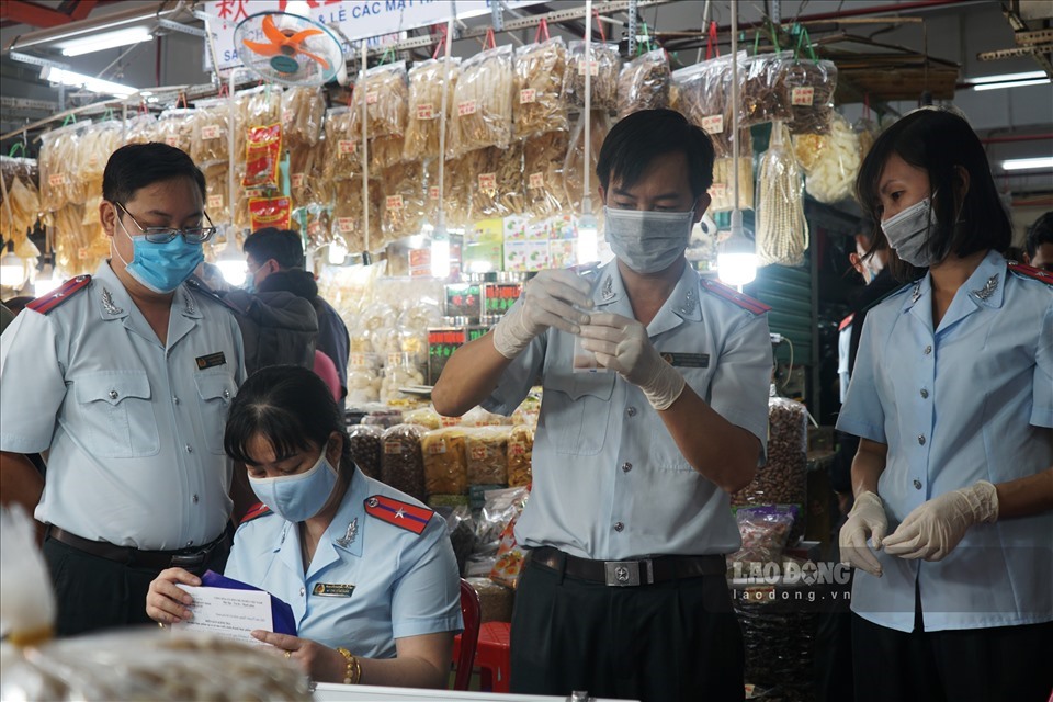 Ban Quản lý An toàn thực phẩm TPHCM vừa bất ngờ test nhanh hàng the, phẩm màu hàng loạt bánh kẹo, mứt và hàng hoá tươi sống tại một số chợ truyền thống trên địa bàn.