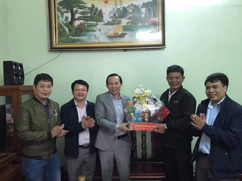 Chủ tịch LĐLĐ tỉnh Thanh Hóa thăm, tặng quà các gia đình đã giảm giá nhà trọ cho công nhân. Ảnh: Q.D