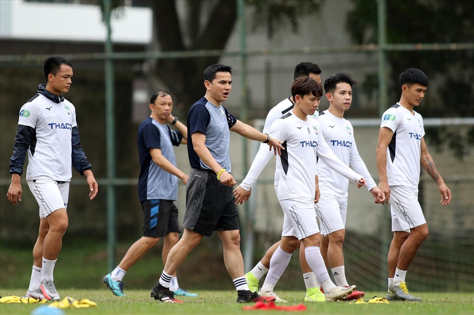 Huấn luyện viên Kiatisak sẽ có trận đấu quan trọng trước Sông Lam Nghệ An. Ảnh: HA.FC