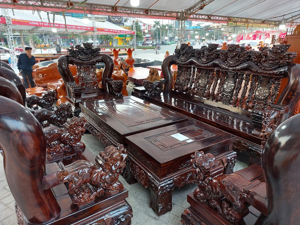 Bộ bàn ghế bằng gỗ Cẩm Thị giá 668 triệu đồng. Ảnh: TT.