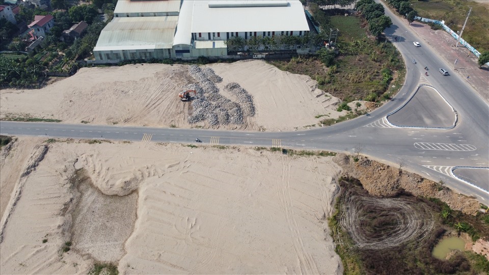 Hiện trạng dự án nhà ở thôn Ngọc Khám (Gia Đông, Thuận Thành) mới chỉ là bãi đất trống nhưng đã được rao bán rầm rộ.