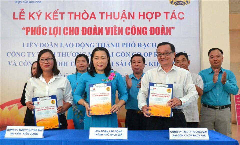 Bà Trần Thị Thu trong buổi ký kết thỏa thuận tăng cường chăm lo đoàn viên. Ảnh: Lục Tùng