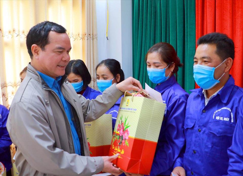 Ông Nguyễn Đình Khang - Uỷ viên Trung ương Đảng, Chủ tịch Tổng Liên đoàn Lao động Việt Nam - trao quà tới công nhân lao động. Ảnh: Bảo Hân