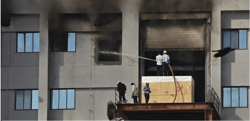 Lực lượng cứu hỏa trong nỗ lực kiểm soát đám cháy. Ảnh: AFP
