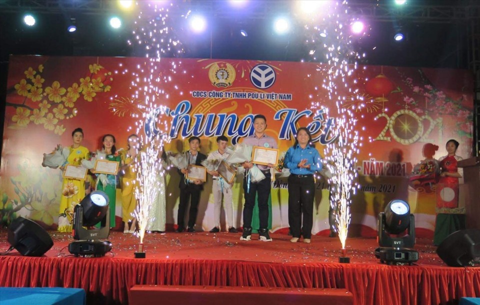 Trao thưởng cho thí sinh đạt giải nhất hội thi.