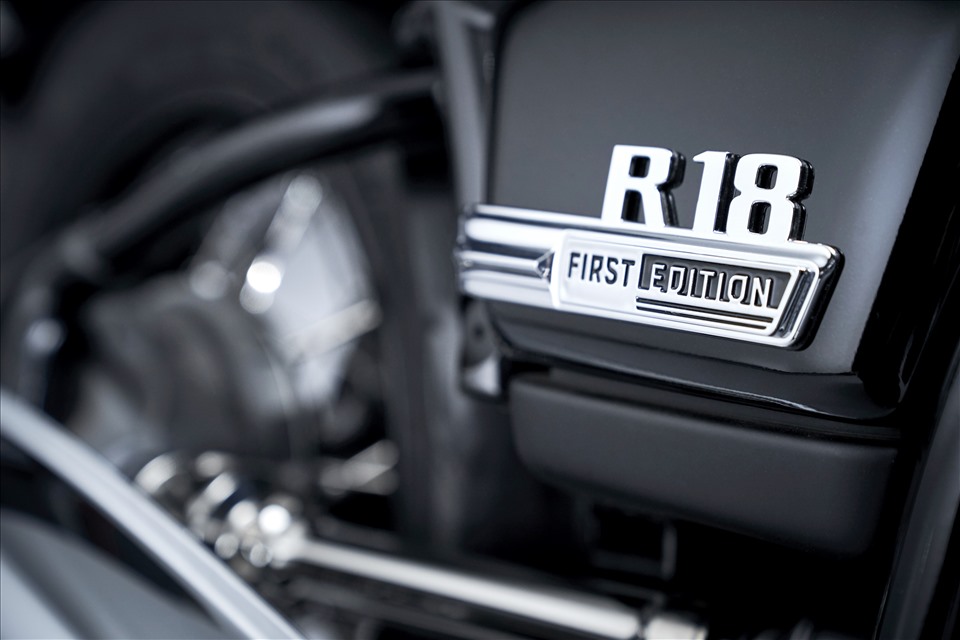 Phiên bản giới hạn First Edition khác biệt với logo BMW bằng thép trên yên xe cùng logo “First Edition” trên chìa khóa và hông xe giúp tôn lên vẻ đẹp sang trọng và độc nhất. Ảnh: BMW.