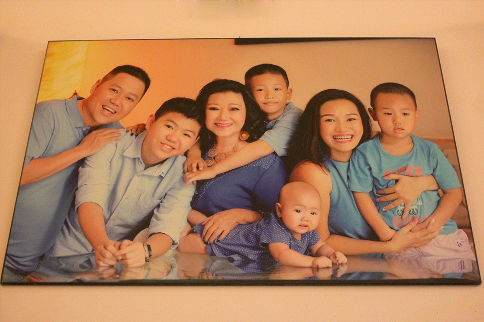 Nghệ sĩ treo bức ảnh chân dung đại gia đình ở vị trí trang trọng trong nhà. Kim Cương có một con trai - anh Gia Vinh (trái), con dâu và bốn cháu nội - ba trai, một gái. Cháu lớn nhất hiện 17 tuổi, đang du học tại Mỹ.