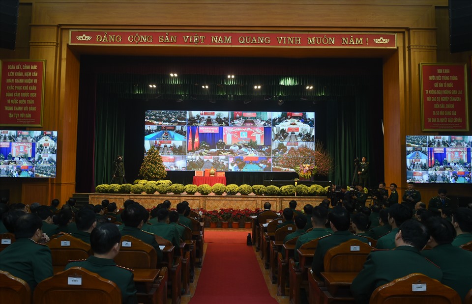 Qua cầu truyền hình trực tuyến, Thủ tướng nói chuyện và chúc tết cán bộ, chiến sĩ Bộ đội Biên phòng Trường Sa. Ảnh: VGP/Quang Hiếu