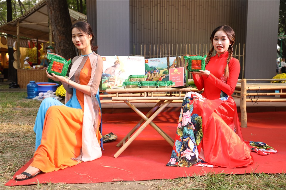 Lễ hội diễn ra với nhiều hoạt động hấp dẫn như Xem Tết, Chơi Tết, Chợ Tết và Ăn Tết, góp phần tôn vinh các giá trị văn hóa truyền thống độc đáo của dân tộc cùng với nền ẩm thực phong phú, đa dạng.